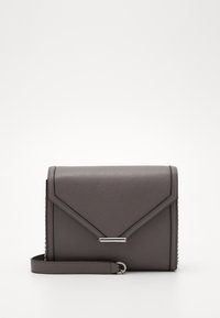 Borsa a tracolla grigia in finta pelle con un design strutturato, accentuata da hardware in argento e cuciture geometriche. Include una tracolla rimovibile.