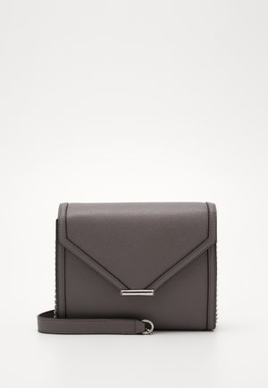 Borsa a tracolla grigia in finta pelle con un design strutturato, accentuata da hardware in argento e cuciture geometriche. Include una tracolla rimovibile.
