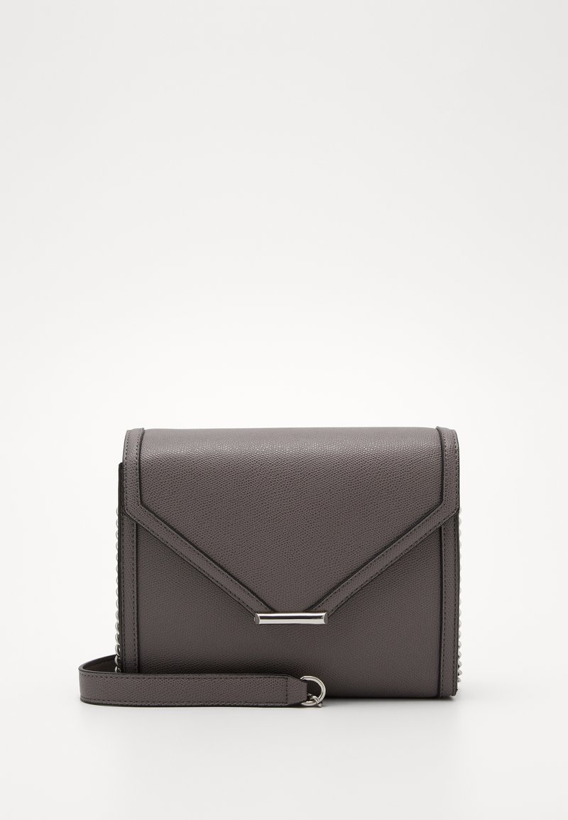 Borsa a tracolla grigia in finta pelle con un design strutturato, accentuata da hardware in argento e cuciture geometriche. Include una tracolla rimovibile.