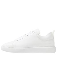 Sneaker bianchi in pelle con punta rotonda, chiusura con lacci, colletto imbottito e suola piatta in gomma. Design semplice con branding sottile sul tallone.
