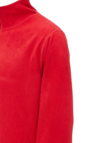 Rød fleece-pullover med høj krave, der har en blød struktur og glat overflade. Inkluderer strømlinet søm langs sømmene.