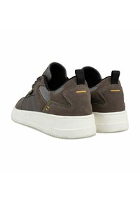 Baskets en suede marron avec semelles en caoutchouc, détails en maille et accents jaunes. Elles disposent d'un col rembourré et de deux tirants noirs pour un enfilement facile.