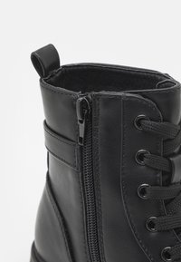 Friboo Šněrovací kotníkové boty - black