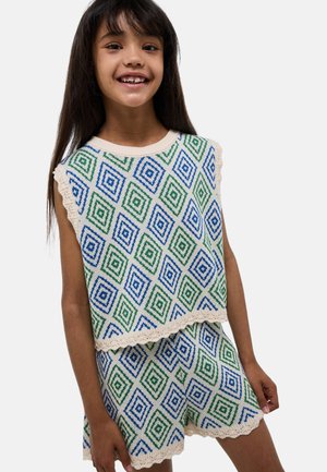 Ensemble en tricot à deux pièces avec des motifs de diamants verts et bleus sur un fond crème, avec des bords festonnés sur le haut et le short.
