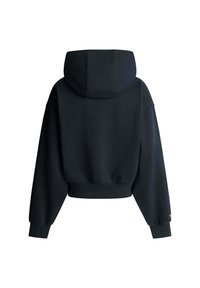 Crna skraćena dukserica s velikom kapuljačom. Sadrži rebraste rukave i rub, glatku teksturu i dizajn s niskim ramenima. Prikazana je samo stražnja strana.