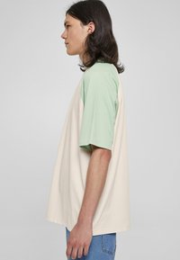 Urban Classics RAGLAN TEE - Trükipildiga T-särk - whitesand vintagegreen