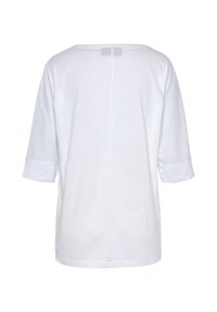 Weißes Baumwoll-T-Shirt mit lockerer Passform, 3/4-Ärmeln und rundem Ausschnitt. Verfügt über eine Mittelnaht und aufgerollte Ärmelabschlüsse. Keine sichtbaren Muster.