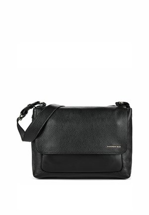 Bolso de hombro de piel texturizada negra con correa ajustable y cierre de solapa, pequeño logo en la esquina inferior derecha del frente.
