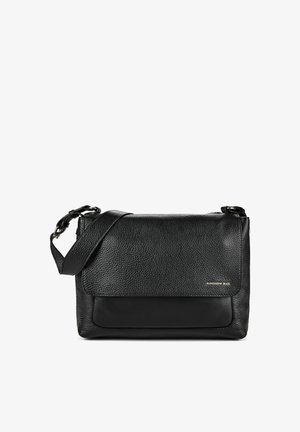 Sac à épaule en cuir noir texturé avec bandoulière réglable et fermeture à rabat, petit logo en bas à droite à l'avant.