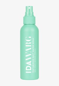 Botella de spray verde menta con una tapa estriada, etiquetada "IDAWARG SPRAY TEXTURIZANTE DE AGUA SALADA", con una fuente blanca en negrita.