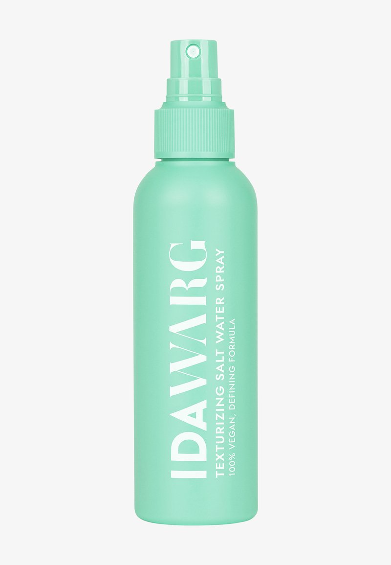 Botella de spray verde menta con una tapa estriada, etiquetada "IDAWARG SPRAY TEXTURIZANTE DE AGUA SALADA", con una fuente blanca en negrita.