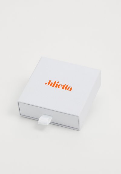 Scatola rettangolare bianca con superficie texture, con la parola "Julietta" in un brillante arancione sulla parte superiore e un tab per l'apertura.