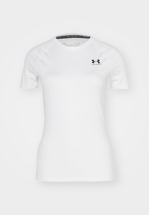 Witte sportieve t-shirt met korte mouwen van gladde stof, met een zwart Under Armour-logo op de bovenste linker borst en een ronde halslijn.