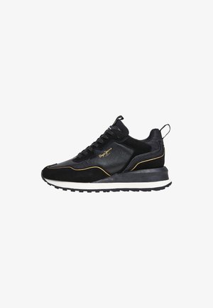 Sneaker nera realizzata in materiali scamosciati e in pelle, con un collare alla caviglia testurizzato, una suola intermedia bianca e accenti dorati a contrasto sui lati.