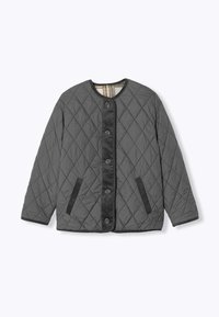 Veste grise matelassée avec un col rond, fermeture à boutons, poches latérales et accents en velours côtelé noir. Doublée d'un tissu rayé.