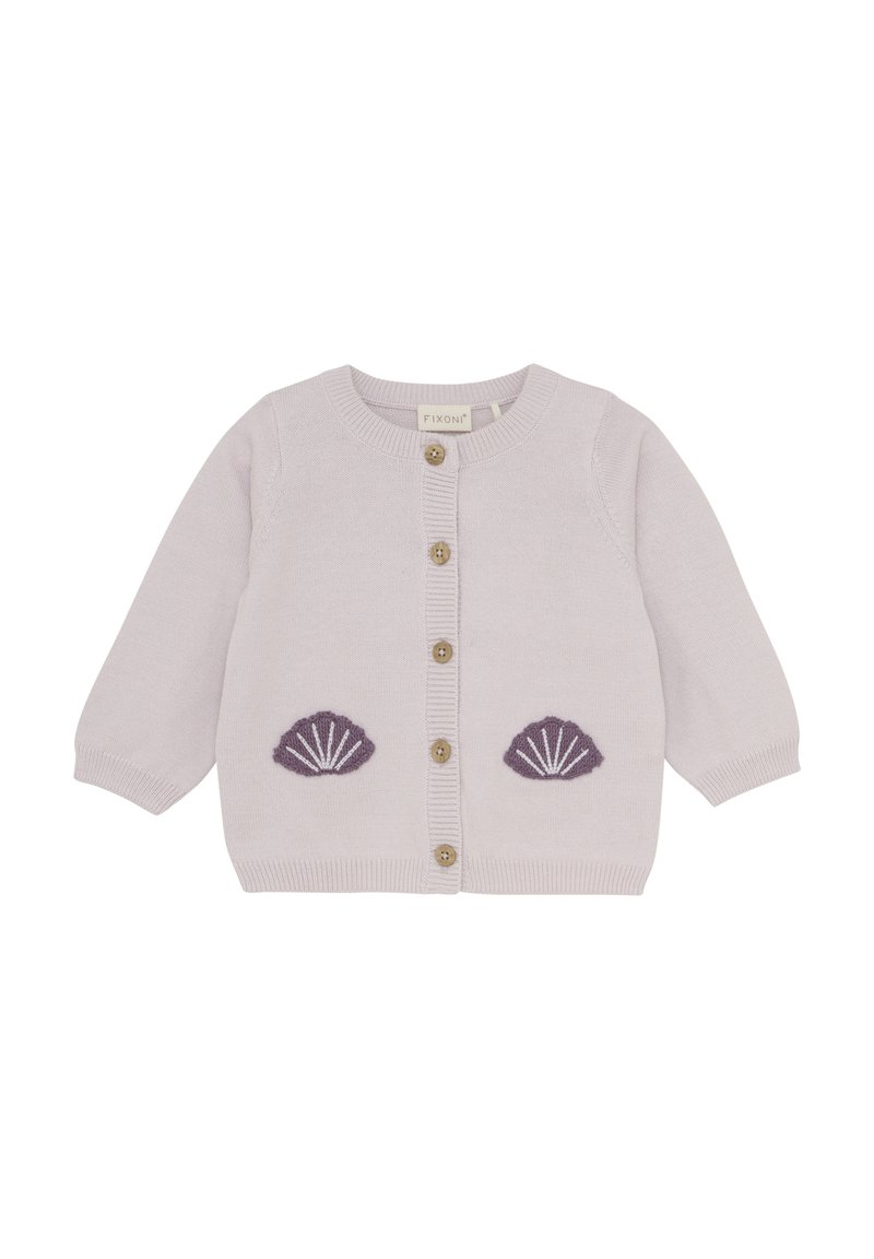 Ljust lavendelfärgat stickat cardigan med långa ärmar, träknappar och lila snäckbroderier på fickorna. Slät textur.