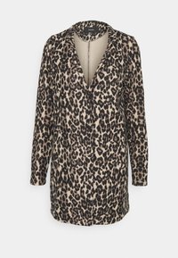 Długi płaszcz w panterkę z klapami, długimi rękawami i ukrytą zapięciem z przodu w odcieniach beżu, brązu i czerni.