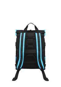 Sac à dos noir avec des accents bleu aquatique, dos en mesh rembourré, bretelles ajustables et fermeture par enroulement avec un rabat sécurisé.