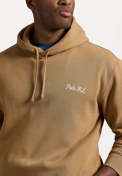 Felpa con cappuccio marrone dal tessuto morbido. Presenta un cordino e il logo ricamato "Pola R.L." sul petto. Design semplice e informale.