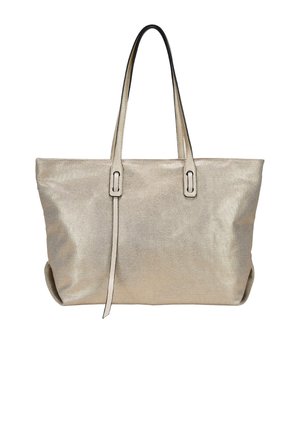 Bolso tote metálico dorado con dos asas largas, diseño plano y superficie texturizada. Cuenta con paneles laterales y acentos de hardware metálico.