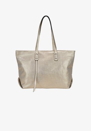 Bolso tote metálico dorado con dos asas largas, diseño plano y superficie texturizada. Cuenta con paneles laterales y acentos de hardware metálico.