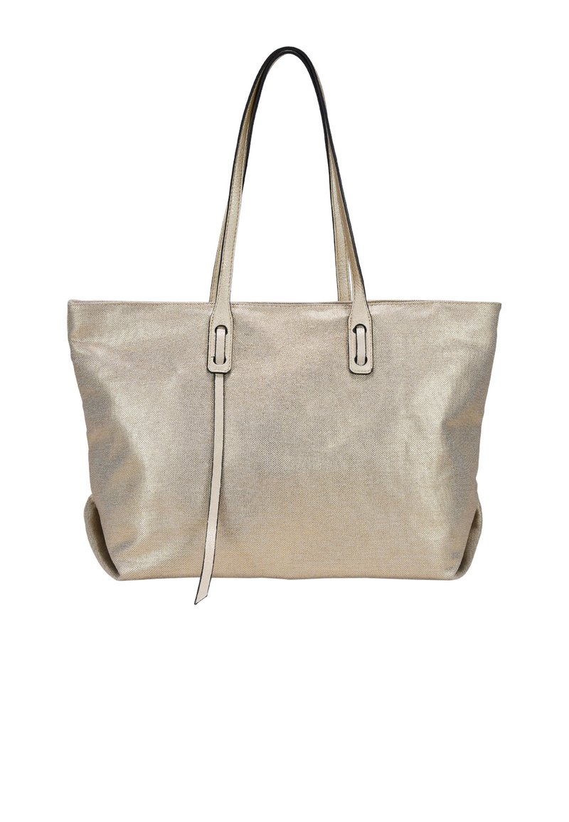 Bolso tote metálico dorado con dos asas largas, diseño plano y superficie texturizada. Cuenta con paneles laterales y acentos de hardware metálico.