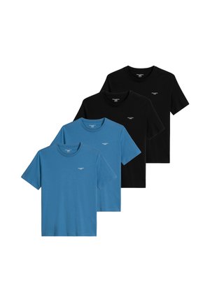To blå og to sorte kortærmede t-shirts med rund hals, arrangeret i en forskudt række med små hvide tekstlogoer på venstre bryst.