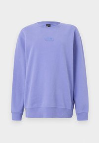 Lila crewneck pulóver, puha pamutból készült, bordázott mandzsettákkal és hem nél, elöl egy kis hímzett logóval.