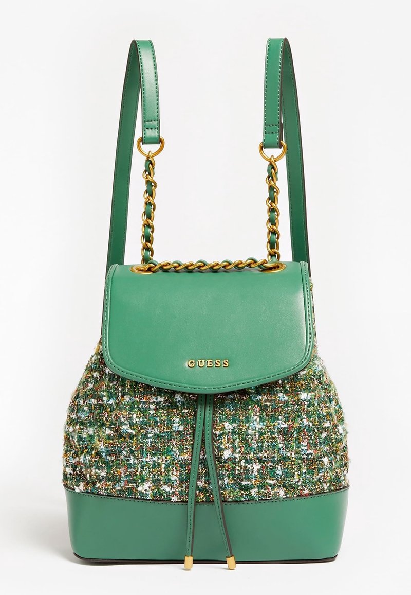 Bolso verde con cuerpo de tela texturizada y detalles en cuero sintético liso. Cuenta con cierre de solapa y detalle de cadena con herrajes dorados.
