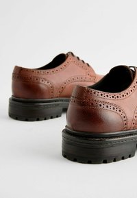Next CLEATED BROGUE REGULAR FIT - Elegantsed paeltega jalatsid - tan brown