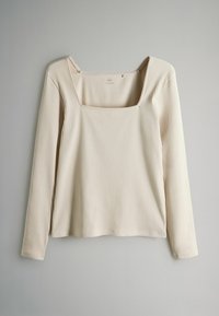Beiger Langarm-Top mit quadratischem Ausschnitt aus geripptem Stoff. Glatte Textur mit dezenten vertikalen Streifen, keine sichtbaren Verschlüsse.
