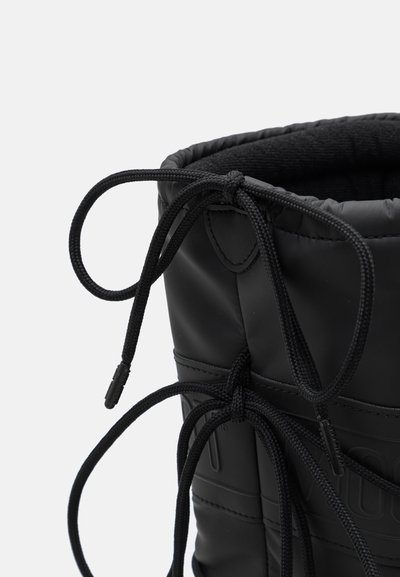 Schwarze gepolsterte Knöchelstiefel mit strukturierten Oberflächen, passenden schwarzen Schnürsenkeln und abgerundetem Schaft. Mit einem markanten Logo an der Seite.