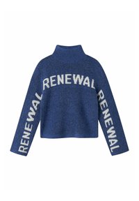 Blauer gestrickter Pullover mit hohem Kragen, mit dem Text "RENEWAL" in Weiß über die Brust und Ärmel. Weicher Stoff, cropped Design.