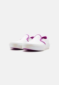 Ζευγάρι λευκών slip-on αθλητικών παπουτσιών με μωβ περιθώριο και εσωτερική επένδυση, τοποθετημένα σε απλό λευκό φόντο.