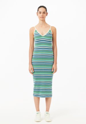 Vestido midi de rayas con escote en V, que presenta rayas horizontales en azul, verde y blanco. Fabricado con una tela suave, con tirantes finos y un corte ajustado.