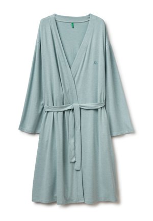 Accappatoio azzurro chiaro a maniche lunghe realizzato in tessuto morbido, con un design avvolgente, cintura in vita e un logo ricamato sul petto.