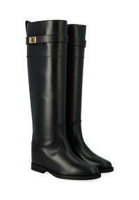 Bottes noires en cuir, montantes jusqu'au genou, avec une finition lisse, présentant un accent doré et un bout arrondi. Le design inclut un détail de sangle sur le côté.
