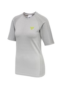 Jasnoszara sportowa koszulka z krótkim rękawem, subtelną prążkowaną fakturą i małym żółtym logo pszczoły po lewej stronie na piersi.