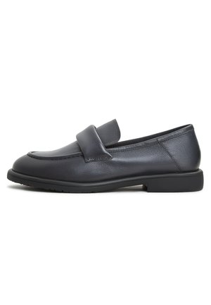 Moccasini din piele de culoare gri închis, cu vârful rotunjit, având o curea decorativă și un toc mic din cauciuc pentru stabilitate și confort.