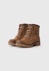 Bottines marron avec un extérieur en cuir, un tour de cheville en fausse fourrure texturée, un laçage à l'avant et une fermeture éclair sur le côté. Semelle en caoutchouc crantée pour une meilleure adhérence.