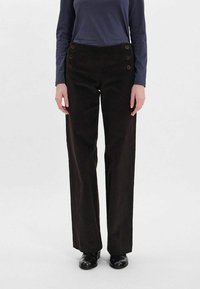 Pantalon en velours côtelé marron à taille haute, avec quatre grands boutons à l'avant, jambes droites et finition en tissu texturé.
