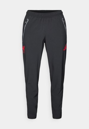 Crne sportske hlače s elastičnom waistband-om, srebrnim detaljima, džepovima sa zatvaračem i crvenim logotipom Liverpool FC na lijevoj nozi.