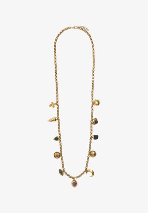 Złoty naszyjnik łańcuszkowy z różnymi zawieszkami, w tym krzyżem, krową i wieloma akcentami z kamieni szlachetnych w kolorach zielonym i purpurowym. Posiada teksturowane i gładkie wzory.