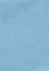 Jasnoniebieska faktura tkaniny z drobnym prążkowanym wzorem, równą powierzchnią i jednolitym kolorem w całym materiale, odpowiednia do odzieży lub akcesoriów.