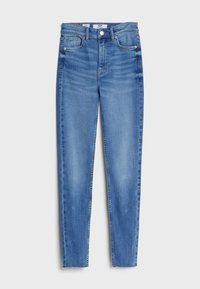 Jeans ajustados de denim azul medio, con una cintura alta, diseño clásico de cinco bolsillos y un sutil desgastado. Detalle de dobladillo deshilachado en la parte inferior.