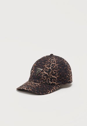 Kasket med brunt og sort leopardmønstret print og et lille trekantet metal Guess-logo på frontpanelet.