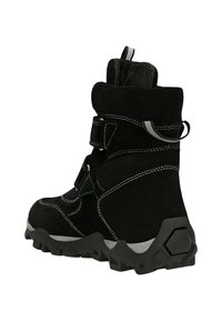 Schwarzer Wildleder-Stiefel mit strukturiertem Obermaterial, verstärkten Nähten, verstellbarem Riemen und einer robusten Sohle mit sechseckigen Mustern.