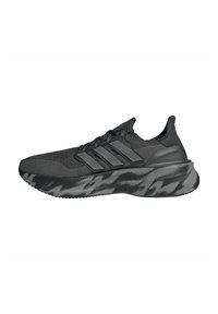 Chaussure de sport noire avec un dessus en tricot texturé, trois bandes noires sur le côté et une semelle gris foncé à motifs.