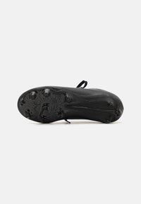 Bota de fútbol negra con un upper texturizado y un diseño elegante, suela de goma con seis tacos desmontables para mayor tracción.