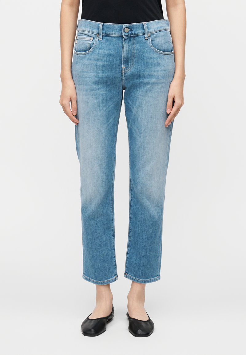 Ljusblå jeans i denim med raka ben, utrustade med framfickor, knappstängning och en lätt blekt finish.